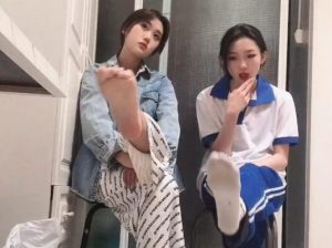 【热血女神】双校园女流氓第一视角POV强制闻臭鞋舔脚蹂躏_绳艺库视频下载