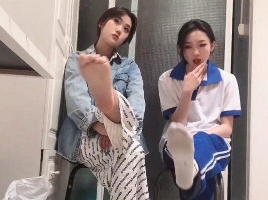 【热血女神】双校园女流氓第一视角POV强制闻臭鞋舔脚蹂躏_绳艺库视频下载
