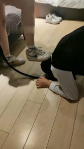 【青岛00后】脏鞋臭脚清理干净_绳艺库视频下载