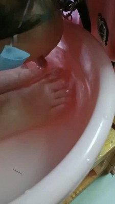 图片[9]_【爱可呀】学姐寝室伺候-胯下辱/舔鞋底/舌头洗脚/吃浓痰面包_绳艺库视频下载