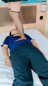 【萌宝儿】鞋绑狗脸/黑丝全体重踩踏_绳艺库视频下载