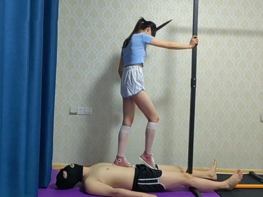 图片[5]_【苏州婉儿】 白丝帆布鞋少女的全体重踩踏全身_绳艺库视频下载