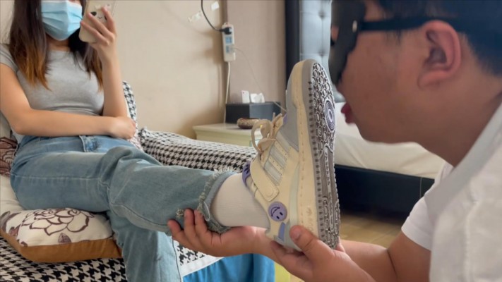 图片[5]_【00后小彤】把哥哥当成洗鞋机清理鞋底除臭_绳艺库视频下载