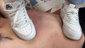 【00后小彤工作室】130斤女主狂踩90斤毯子，插嘴舔鞋胸口刮痧_绳艺库视频下载