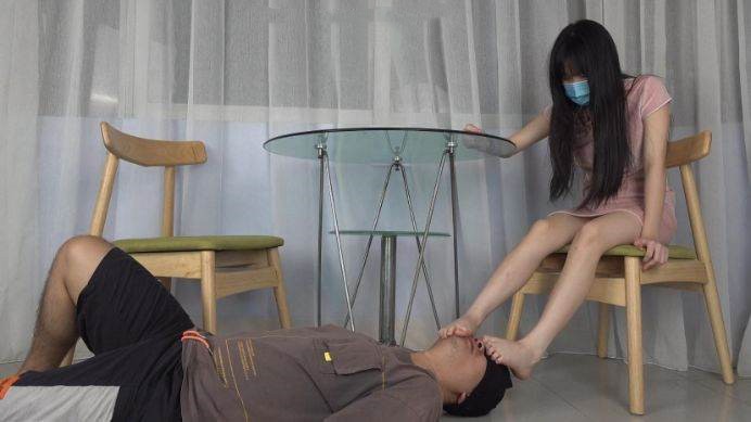 图片[9]_【南国原创】古灵精怪美女S宝儿和同学猜拳，输的要被对方踩在脚下玩弄，语言刺激！_绳艺库视频下载