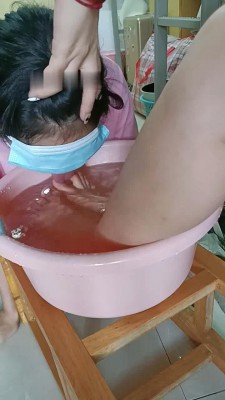 图片[8]_【爱可呀】学姐寝室伺候-胯下辱/舔鞋底/舌头洗脚/吃浓痰面包_绳艺库视频下载