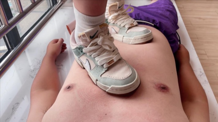 图片[4]_【00后小彤】运动鞋窗台踩哥哥在肚子上垫脚_绳艺库视频下载