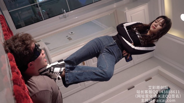 图片[12]_【初见】牛仔裤黑丝LV运动鞋踩踏人形地毯/物化鞋垫_绳艺库视频下载