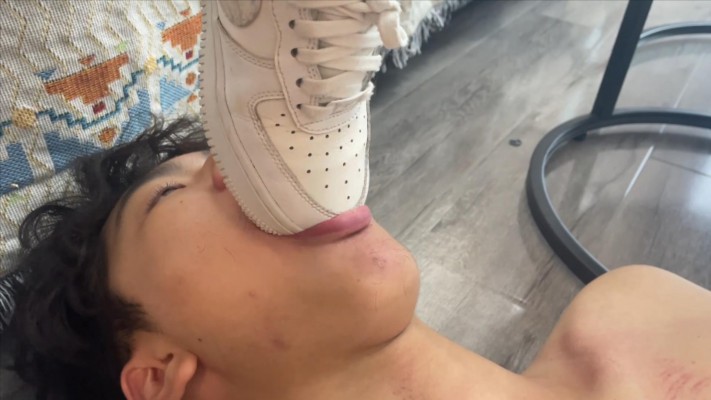 图片[10]_【00后小彤工作室】130斤女主狂踩90斤毯子，插嘴舔鞋胸口刮痧_绳艺库视频下载