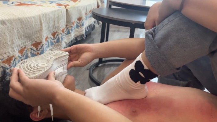 图片[12]_【00后小彤工作室】130斤女主狂踩90斤毯子，插嘴舔鞋胸口刮痧_绳艺库视频下载