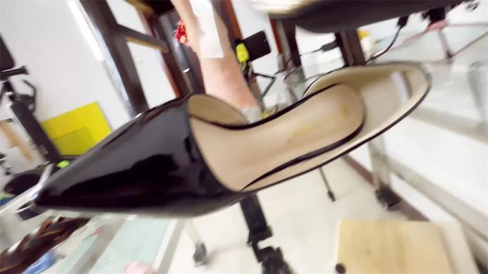 图片[8]_晓G主人高高在上 裸腿高跟鞋踩着人头 垫脚！踩扁你的狗头_绳艺库视频下载