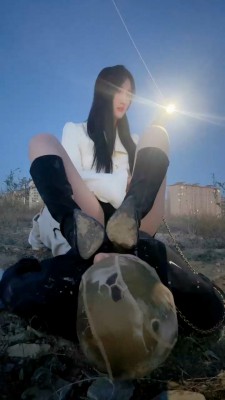 图片[11]_【思诺】长靴户外虐-骑马/碾压狗头/喂口水/踩踏舔泥巴脏鞋_绳艺库视频下载