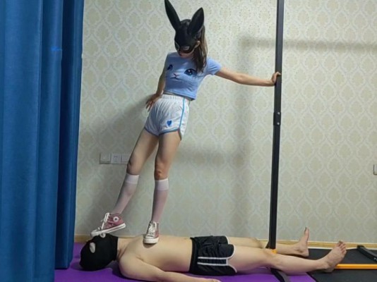 图片[9]_【苏州婉儿】 白丝帆布鞋少女的全体重踩踏全身_绳艺库视频下载