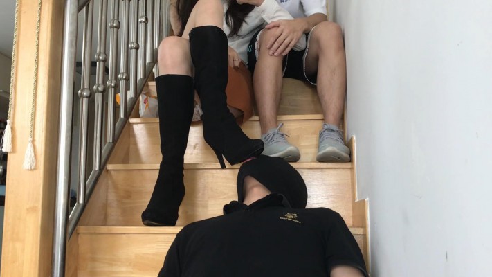 图片[2]_双机位小鱼女神情侣主边KISS边踩头羞辱追求者舔靴子_绳艺库视频下载