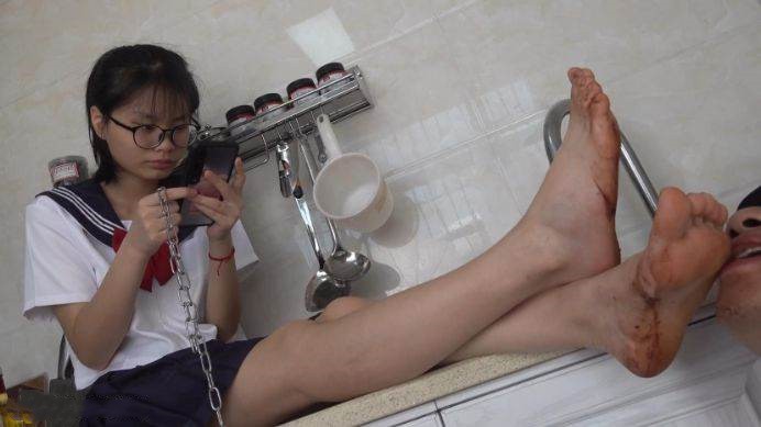 图片[18]_【南国原创】华妃难得露脸之作，脏脏的人字拖美脚让老师舔干净，华妃非常享受！_绳艺库视频下载