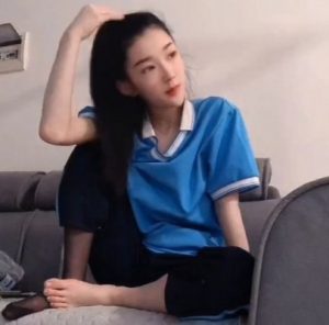 【热血女神】18岁绝美学生s校服女班长课后美脚羞辱你_绳艺库视频下载