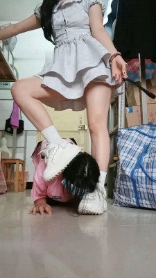 图片[2]_【爱可呀】学姐寝室伺候-胯下辱/舔鞋底/舌头洗脚/吃浓痰面包_绳艺库视频下载