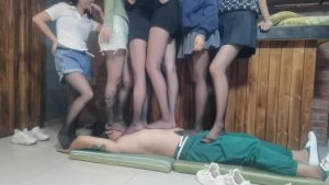 黑丝6人群踏肉坦【精品】_绳艺库视频下载