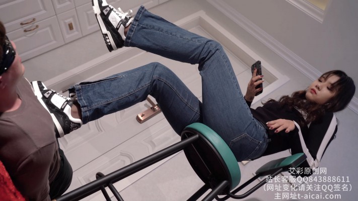 图片[7]_【初见】牛仔裤黑丝LV运动鞋踩踏人形地毯/物化鞋垫_绳艺库视频下载