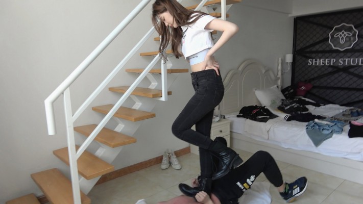 图片[16]_【艾琳S175】牛仔裤马丁靴踩踏瘦狗_绳艺库视频下载