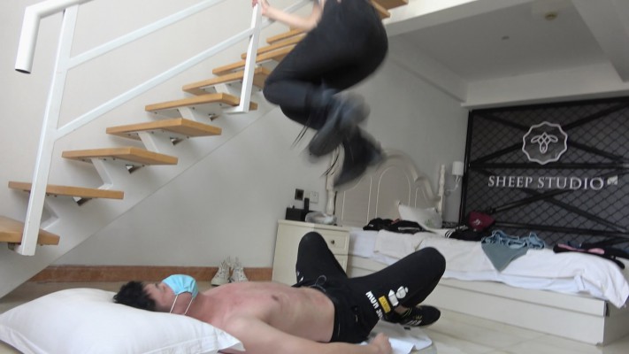 图片[14]_【艾琳S175】牛仔裤马丁靴踩踏瘦狗_绳艺库视频下载