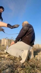 【思诺】长靴户外虐-骑马/碾压狗头/喂口水/踩踏舔泥巴脏鞋_绳艺库视频下载