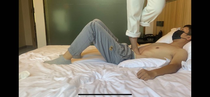 图片[2]_女大学生素人第一次踩踏_绳艺库视频下载