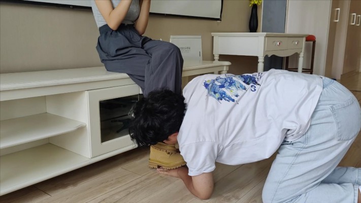 图片[2]_【00后小彤】马丁靴日常调教 舔鞋踩踏_绳艺库视频下载