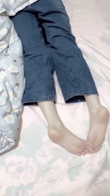 把表妹灌醉后品尝她的美脚_绳艺库视频下载