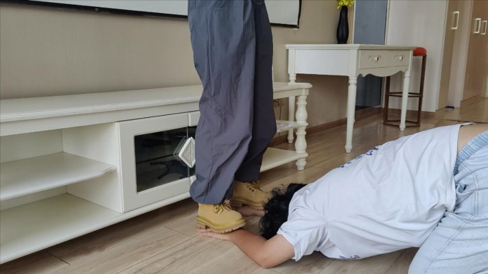 图片[5]_【00后小彤】马丁靴日常调教 舔鞋踩踏_绳艺库视频下载