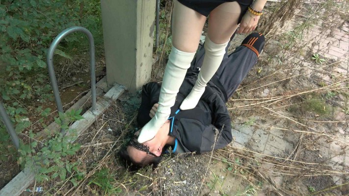 图片[11]_【彼岸花】女上司辞退男员工，男员工惨成为靴下奴_绳艺库视频下载