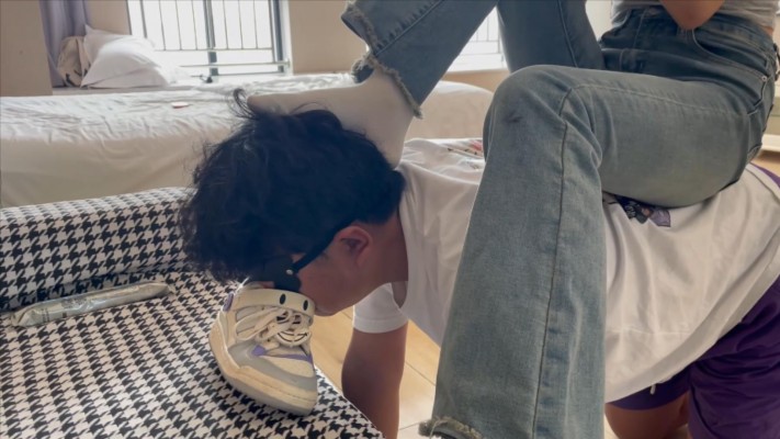 图片[9]_【00后小彤】把哥哥当成洗鞋机清理鞋底除臭_绳艺库视频下载