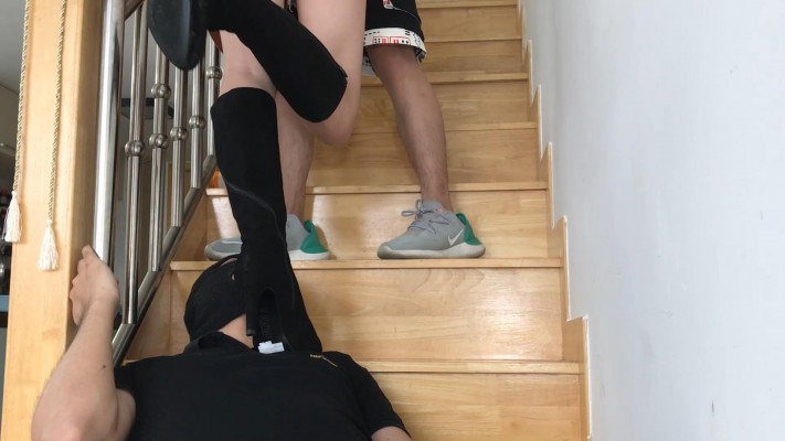 图片[10]_双机位小鱼女神情侣主边KISS边踩头羞辱追求者舔靴子_绳艺库视频下载