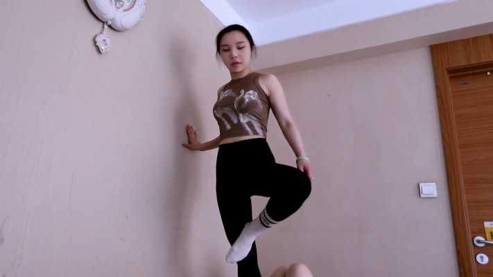 图片[18]_【超级女M】阿丽塔健身后原味棉袜踩踏母狗_绳艺库视频下载