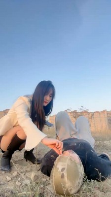 图片[9]_【思诺】长靴户外虐-骑马/碾压狗头/喂口水/踩踏舔泥巴脏鞋_绳艺库视频下载