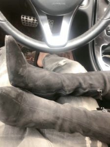 户外车内品尝女神的长靴丝足美脚!_绳艺库视频下载