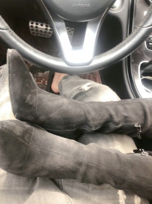 户外车内品尝女神的长靴丝足美脚!_绳艺库视频下载