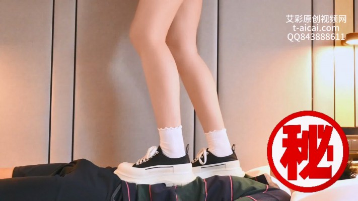 图片[2]_Alice高帮帆布鞋白袜踩毯子_绳艺库视频下载