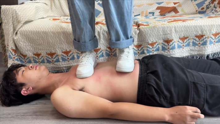 图片[2]_【00后小彤工作室】130斤女主狂踩90斤毯子，插嘴舔鞋胸口刮痧_绳艺库视频下载