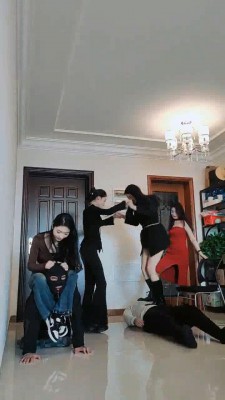 图片[5]_【宸宸】四主群殴双狗-艺术踢踹/踩跺坐垫【四视角完整版】_绳艺库视频下载