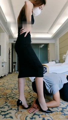 图片[2]_【多多】高跟踩狗爪/踩狗脸/鞭打_绳艺库视频下载