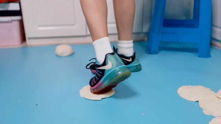 图片[7]_【芊芊】三双鞋踩馒头做狗脸 动态视角_绳艺库视频下载