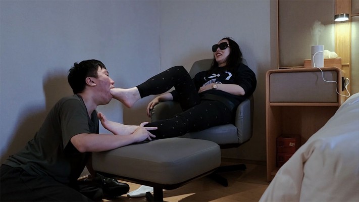 图片[12]_『红颜榜』羽神长靴臭棉袜虐奴喂食脚趾甲脚皮——人体垃圾桶系列（八）_绳艺库视频下载