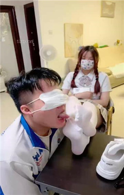 图片[8]_【雯雯】骚货同学闻同班女同学的臭袜子_绳艺库视频下载