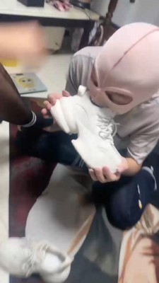 图片[12]_【狗哥】超狠艺术-运动鞋黑棉袜辱狗_绳艺库视频下载