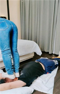 图片[5]_【萌宝儿】掐乳/帆布鞋白棉袜踩踏/深喉_绳艺库视频下载