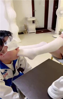 图片[12]_【雯雯】骚货同学闻同班女同学的臭袜子_绳艺库视频下载