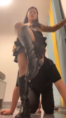 【伊诺】巨人视角-长靴踩踏/近距离恋足舔/竖中指鄙视_绳艺库视频下载