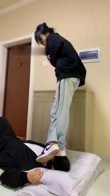 图片[3]_【精神小妹】6S学生主-重度全体重踩/踢踹_绳艺库视频下载