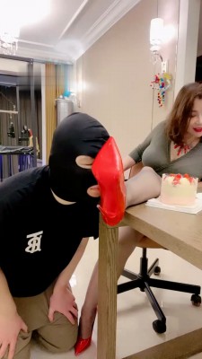 【梓夫人】踩踏喂食-给狗儿子过生日_绳艺库视频下载